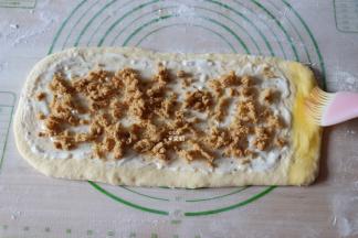 右边空出的地方刷适量全蛋液；