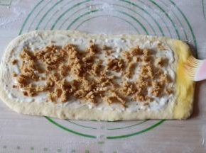 右边空出的地方刷适量全蛋液；