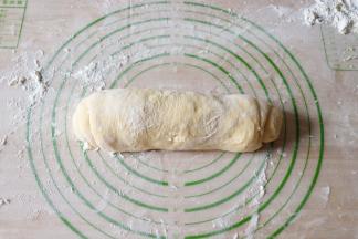 从左往右卷起来，最后收口朝下；