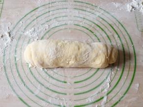 从左往右卷起来，最后收口朝下；