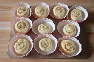 切口朝上放在纸托里，另外一半面团也如此操作；