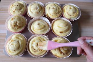 放进烤箱进行二次发酵，发酵到两倍大的时候取出，刷蛋液；