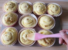 放进烤箱进行二次发酵，发酵到两倍大的时候取出，刷蛋液；