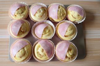 圆形火腿片都对半切开，每个面团放半片；