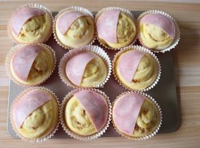 圆形火腿片都对半切开，每个面团放半片；