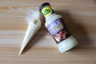 取适量冠利蒜味酱装入裱花袋；