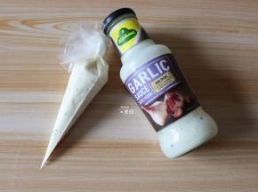 取适量冠利蒜味酱装入裱花袋；