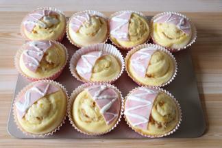 顶端剪一个小口，在火腿片上挤出条状；