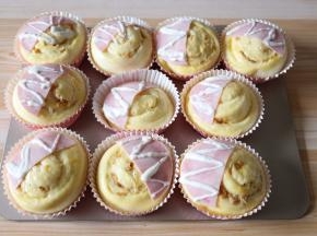 顶端剪一个小口，在火腿片上挤出条状；