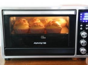 放入预热好的烤箱内中层180度15分钟，烤好后取出，冷却至不烫手后密封保存即可；