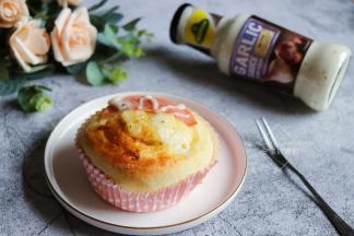 一口咬下去蒜味酱、火腿、肉松塞一嘴，美味啊！