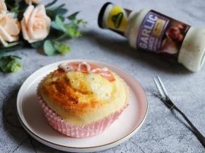 一口咬下去蒜味酱、火腿、肉松塞一嘴，美味啊！