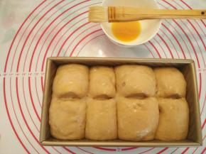 放发酵箱温度37度，湿度80%，发酵至九分满，表面均匀刷薄薄一层全蛋液，中间用剪子剪出一道口子。