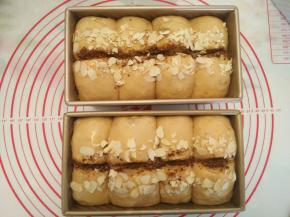 剪口处撒黑糖，两边撒杏仁片。