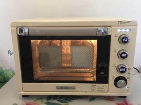 提前10分钟上火200度下火230度风炉模式预热烤箱，转风炉上火150度下火210度模具入炉，烤25分钟。15分钟的时候把模具转个方向，注意不要烫到。