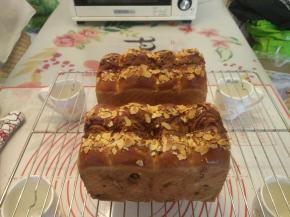 出炉震膜震出热气，倒在晾架上，底下要留足够的空间通风，以免有水汽产生。晾至手温以下装袋密封室温保存。