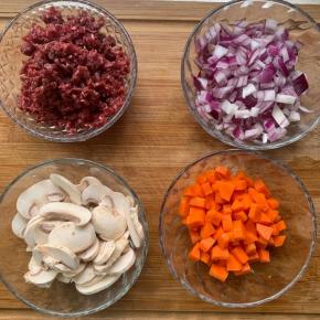 2、牛肉洗净，晾干水分，切成肉末，洋葱，洗净的蔬菜切成丁，蘑菇切成片备用。