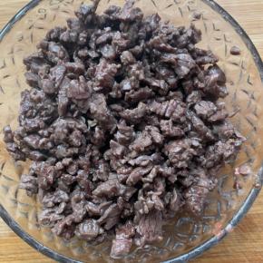 锅中放油，油热后，放入牛肉末，炒至变色，盛出备用。