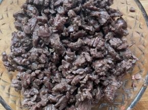 锅中放油，油热后，放入牛肉末，炒至变色，盛出备用。