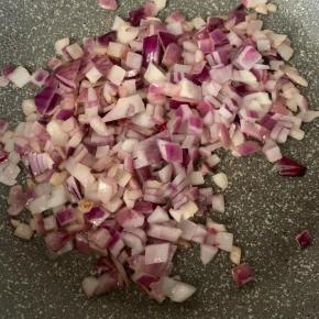 5、锅中重新放油，油热后下洋葱丁翻炒。