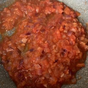 7、出水后加入番茄酱，细砂糖，炒匀