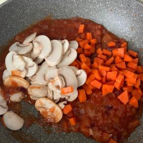 8、加入蔬菜炒一会。