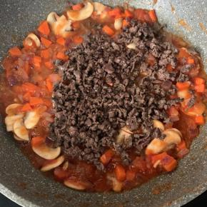 9、加入牛肉末，盐，黑胡椒粉，料酒，味精调味。