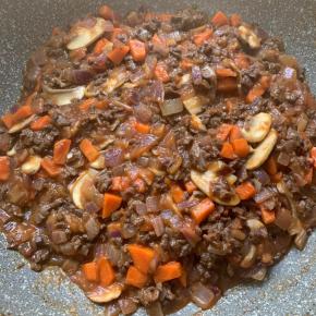 10、然后煮至汤汁浓稠后关火备用。