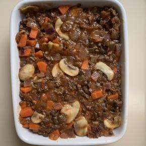 12、再铺上一层番茄牛肉末。