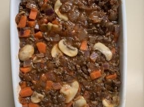 12、再铺上一层番茄牛肉末。