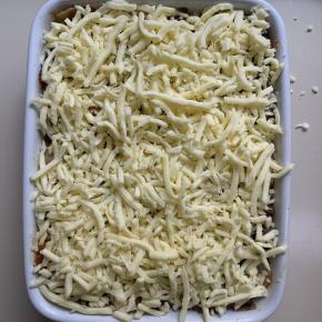 13、再铺上一层芝士（我还在上面撒了点欧芹碎，没有的就不用撒了）