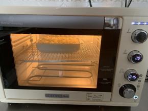 14、放入预热好的柏翠PE5400烤箱，中层180度烤10-15分钟。