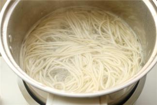 这个挂面经过活性发酵，空心面身，易入味，更好吃，更易熟，煮的时候也能吸收更多的水分，煮好的面条又软又筋道，口感特别好。