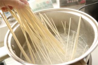 煮面，汤锅加水烧开，然后下入挂面。