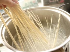 煮面，汤锅加水烧开，然后下入挂面。