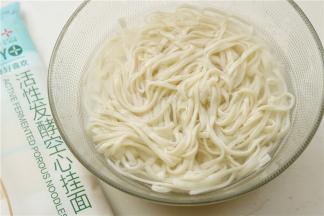 煮好的挂面捞出来过一下凉开水，这样拌起来更清爽。