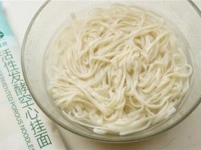 煮好的挂面捞出来过一下凉开水，这样拌起来更清爽。