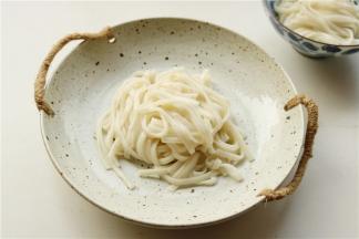 面条捞出来沥干水分，根根分明，摆放在盘子里。