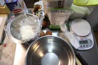 准备好全部都食材，蛋黄跟蛋白分离备用。