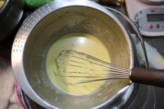 将蛋黄一个一个加入到奶酪糊中，每加入一个蛋黄都要快速搅拌一下，让蛋黄与奶酪糊均匀混合。