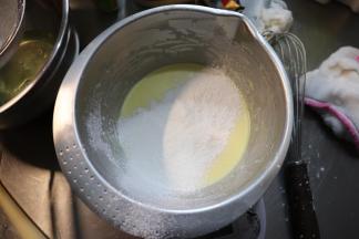 将低筋面粉和玉米淀粉混合过筛，分两次倒入奶酪糊中。