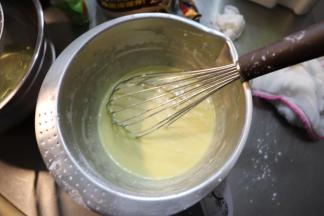 用蛋抽搅拌成顺滑的面糊。