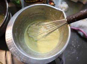 用蛋抽搅拌成顺滑的面糊。