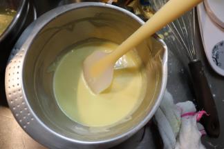 用刮刀把盆壁刮干净，不要留下粉末。