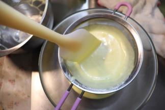 将面糊过筛，去掉残留的小疙瘩。