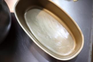 取一小块黄油涂抹在在模具内部，烤箱预热160度。