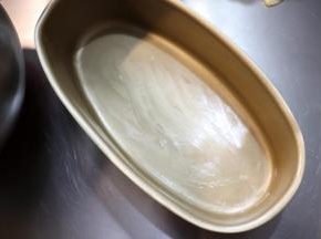 取一小块黄油涂抹在在模具内部，烤箱预热160度。