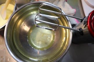 在面糊冷藏得差不多时再来打发蛋清。