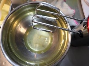 在面糊冷藏得差不多时再来打发蛋清。