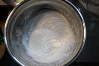 往蛋清中加入一半的细砂糖，用手持打蛋器中速打发至起粗泡，然后调至中高速继续打发，再加入剩下的一半细砂糖，将蛋清打发至湿性发泡即可。